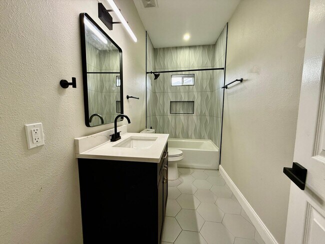 Building Photo - Modern Elegance for Rent in Prime San Anto...