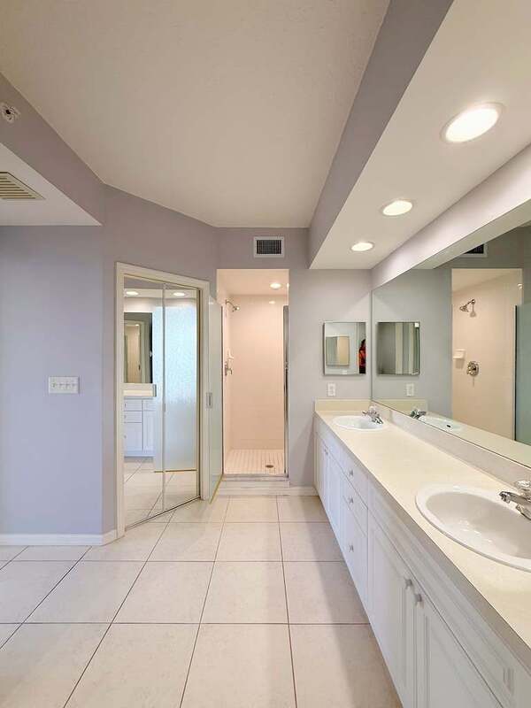 Building Photo - 1200 Country Club Dr