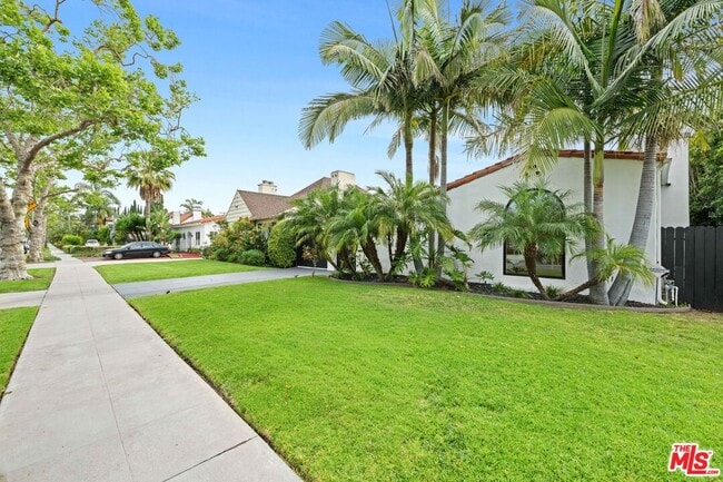 Building Photo - 260 S La Peer Dr