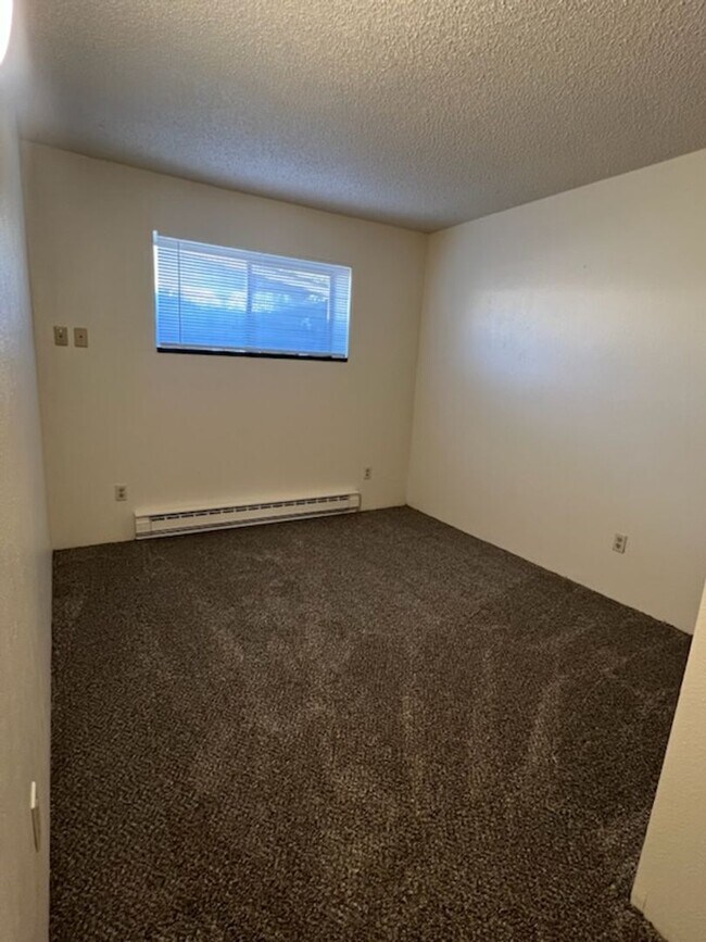Building Photo - PET FRIEDNLY 2 BEDROOM APARTMENT AVAILABLE...