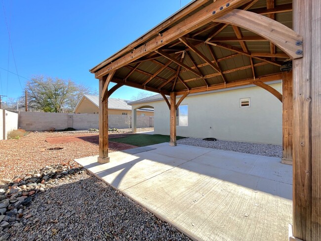 Building Photo - Lovely 3 Bedroom 2 Bathroom Home In NE ABQ!