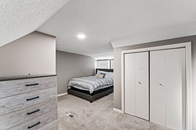 Building Photo - Furnished, short-term rental just blocks from KU Med available now!