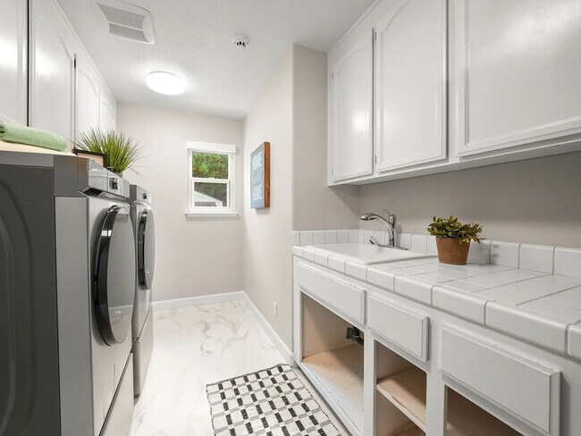 Building Photo - Luxury, comfort, and breathtaking surroundings in Stunning Clayton home!