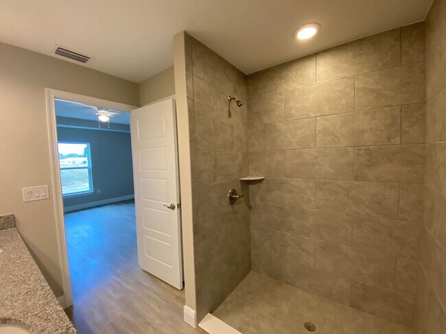 Building Photo - Silver Spring Shores - 3/2/2  **Won't Last***