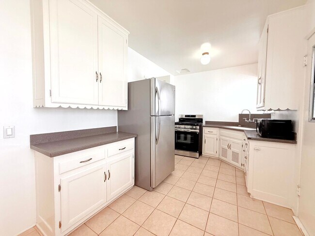 Building Photo - 626 1/2 N Spaulding Ave