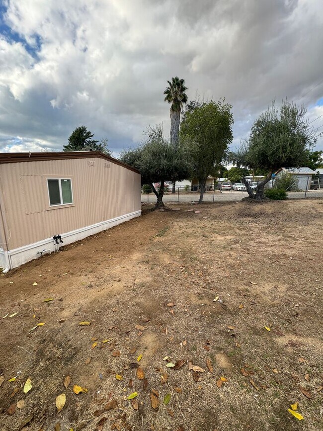 Building Photo - Beautiful rehabbed manufacture home in Lak...