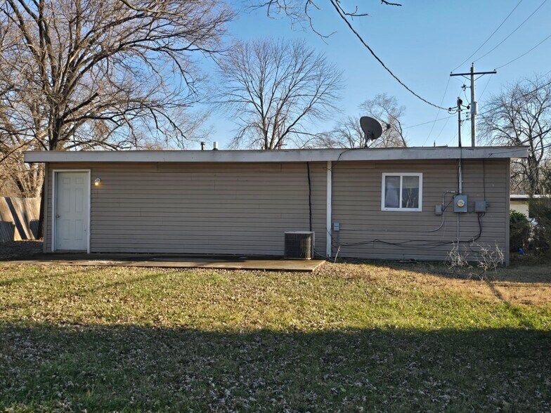 Building Photo - 507 Saint Robert Dr