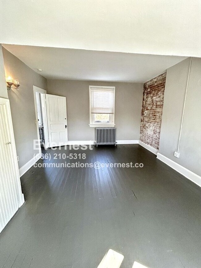 Building Photo - 4-Bedroom, 2-Bathroom Home in a Convenient...