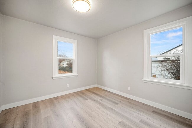 Building Photo - Enjoy a move-in ready home with brand new ...