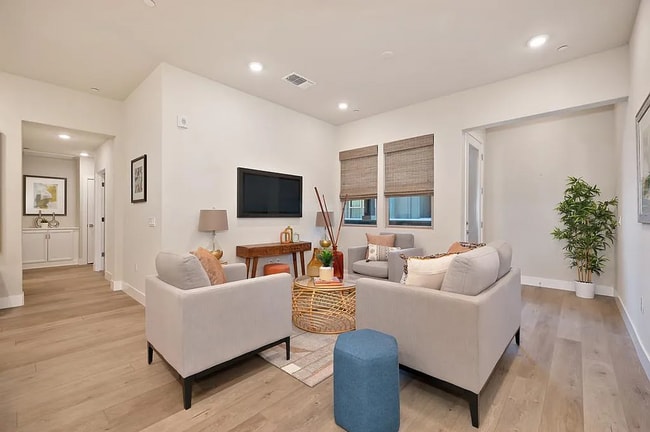 Building Photo - Premier 2/2 Condo in The Cannery