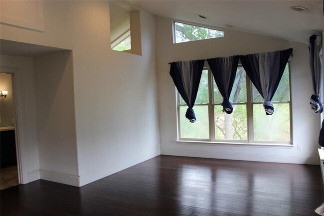 Building Photo - 908 River Rd