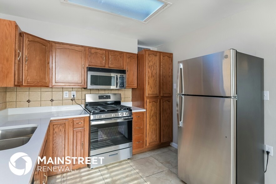 Building Photo - 3701 E Dover Stravenue