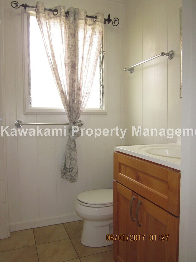 Building Photo - Spacious, convenient location home in Palolo Valley.