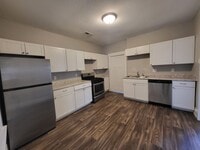 Building Photo - 2 Bedroom, 1 Bathroom Home!