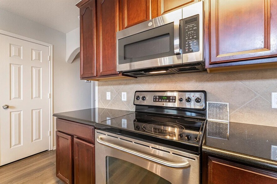 Building Photo - 9829 Fleetwood Dr