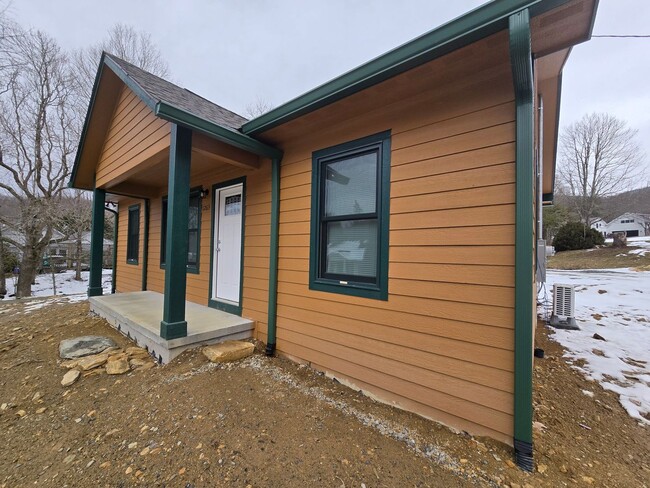 Building Photo - Two Bedroom Home Near Downtown Banner Elk!