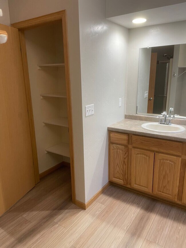 Building Photo - 2930 W Glenpark Dr