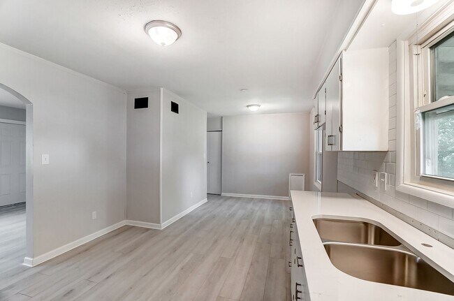 Building Photo - Three Bedroom with Driveway in Dayton!