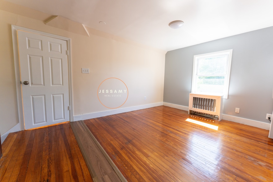 Building Photo - 33 Oneida Ave