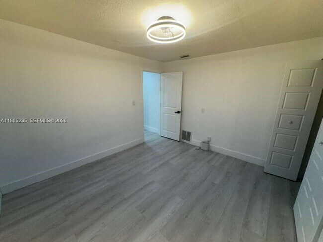 Building Photo - 230 E 56th St