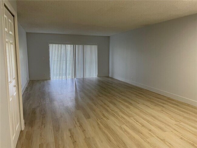 Building Photo - 235 Lakeview Dr