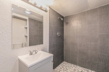 Building Photo - "Charming 2-Bedroom Retreat with Huge Yard...