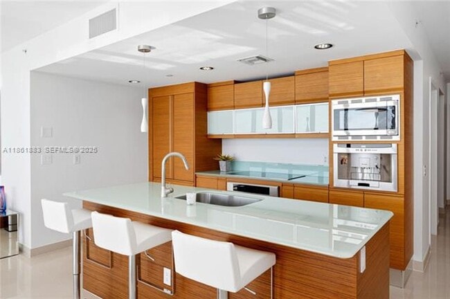Building Photo - 5875 Collins Ave