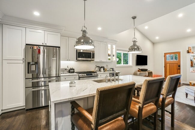 Building Photo - ELEGANT AND SPACIOUS 5 BEDROOM 3 FULL BATHROOM HOME IS AVAILABLE 3-1-2026  IN THE ROSEMARY HILLS ...