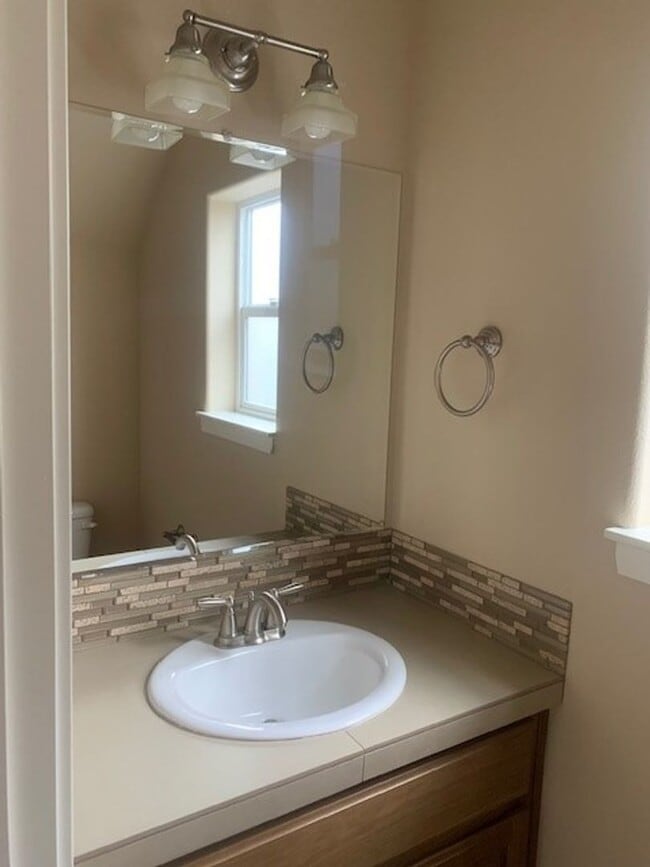 Building Photo - 4 Bed/2.5 Bath Single Family Home in SE Bend