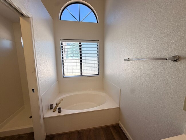 Building Photo - Warm & Charming single level 3 x 2 Home in Stonebridge Lakes!!
