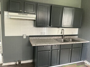 Building Photo - 6 bedroom single family home