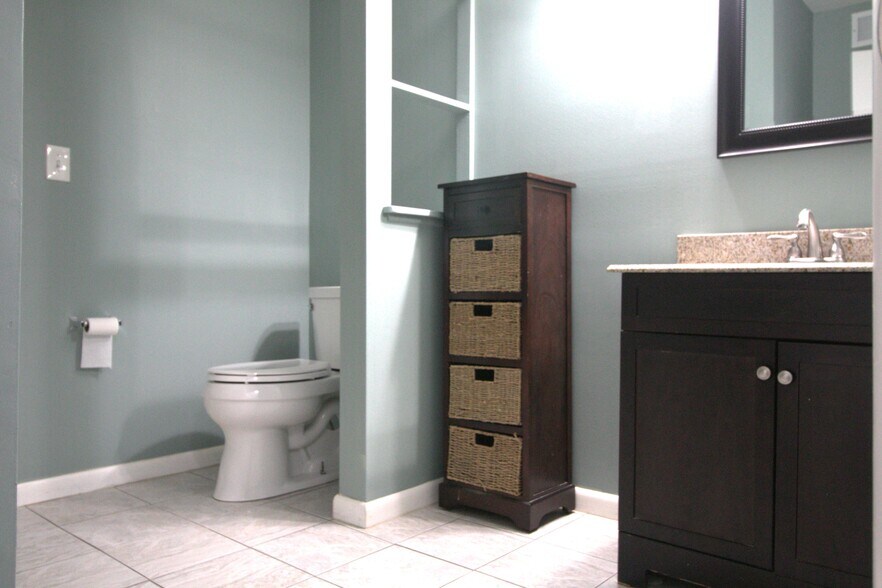 Building Photo - 480 Fox Hills Dr N