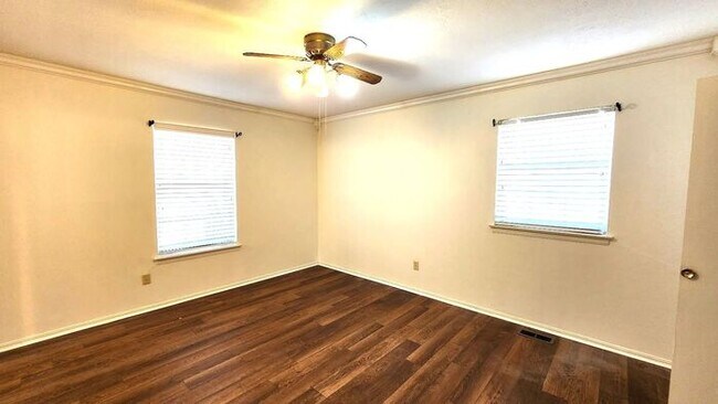 Building Photo - Beautiful 3 Bed 2 Bath Corner Lot