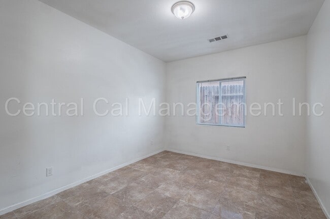 Building Photo - 4 Bedroom, 2 Bath Home - $2450 per month!