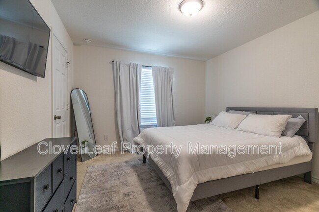 Building Photo - 10406 Labrado Dr