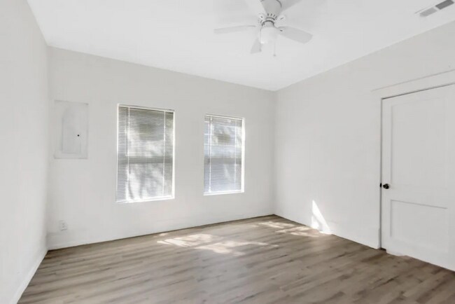 Building Photo - 2105 Walnut St