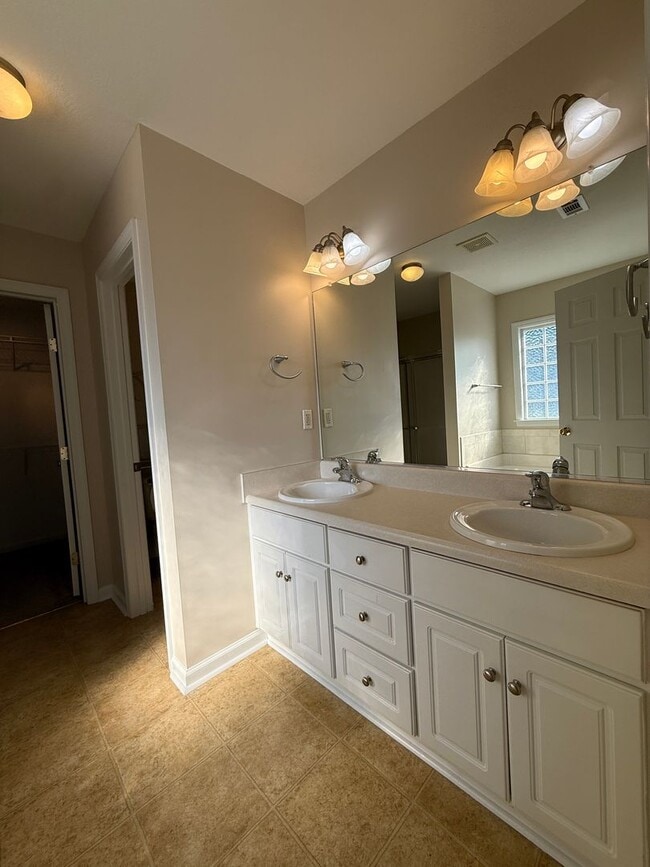 Building Photo - Spacious 3 BR/2BA Home + Formal Dining Roo...