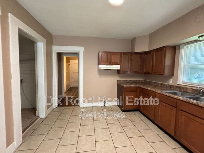 Building Photo - 123 N Miami St