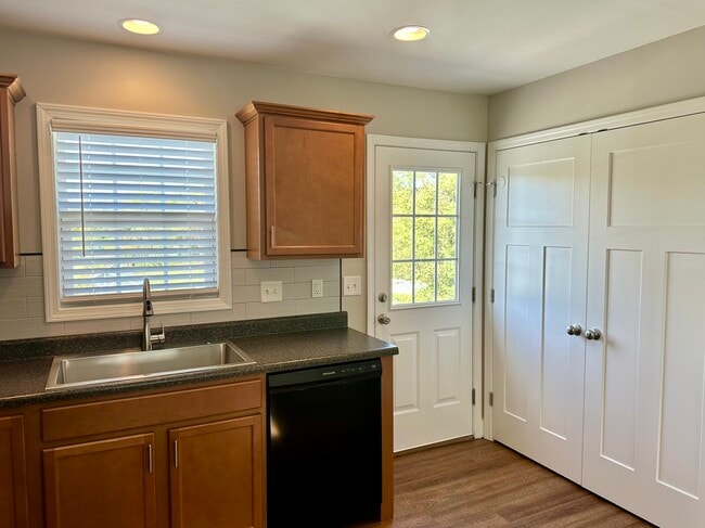 Building Photo - 2312 Belle Ave NE