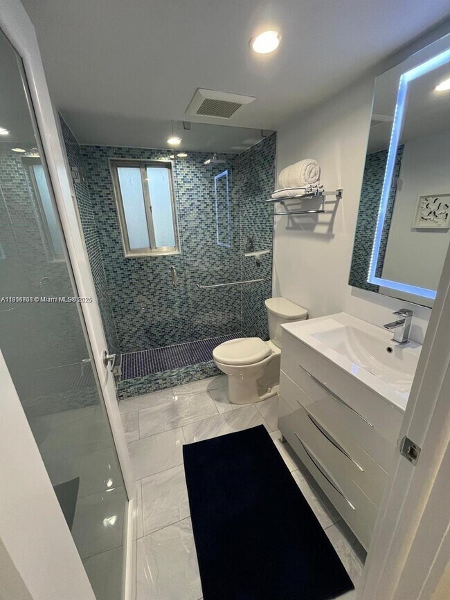 Building Photo - 1700 NW N River Dr