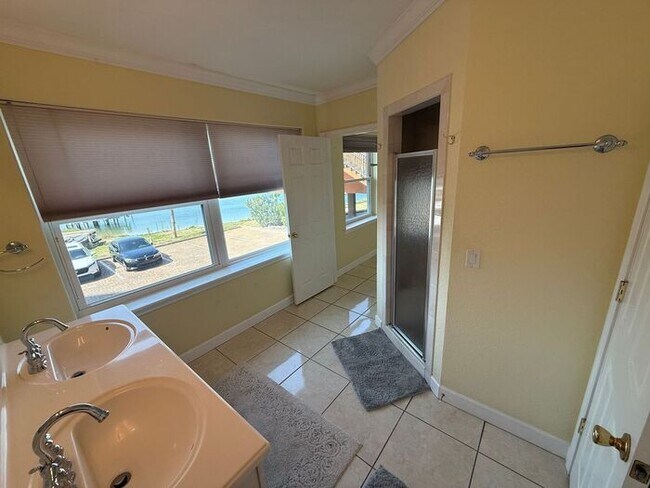 Building Photo - Pensacola Beach - 3 bedroom, 4 bathroom - 2nd and 3rd floor balconies with water view