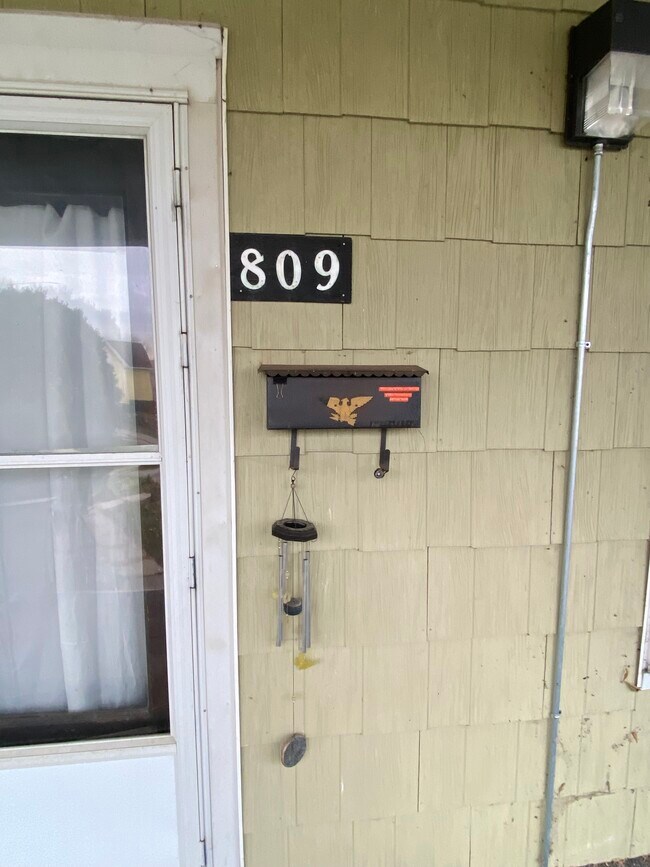 Mailbox - 809 W 8th St