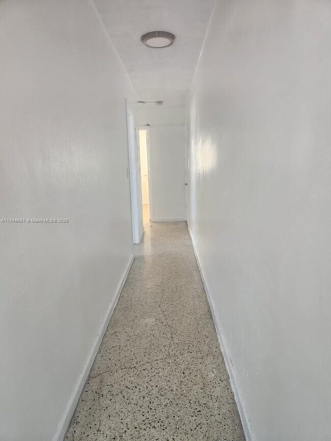 Building Photo - 10 NW 48th Pl