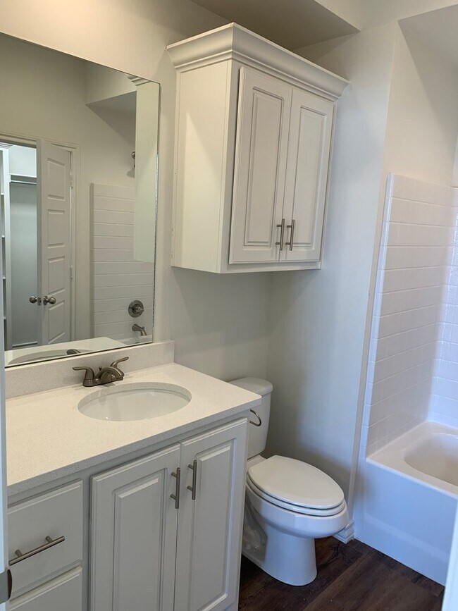 Building Photo - Beautiful brand new!! All the bells and whistles .