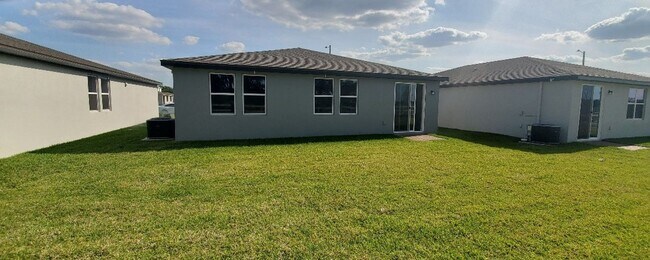 Building Photo - LIKE NEW!! 3-Bedroom, 2-Bathroom in Winter...