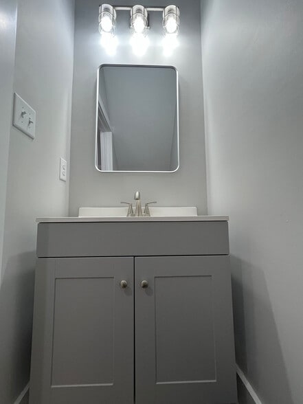 Building Photo - Room in House on S Webb St