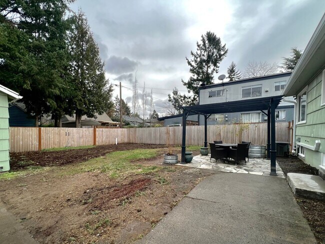 Building Photo - Newly Renovated 3 bed 2 bath With Huge Bac...