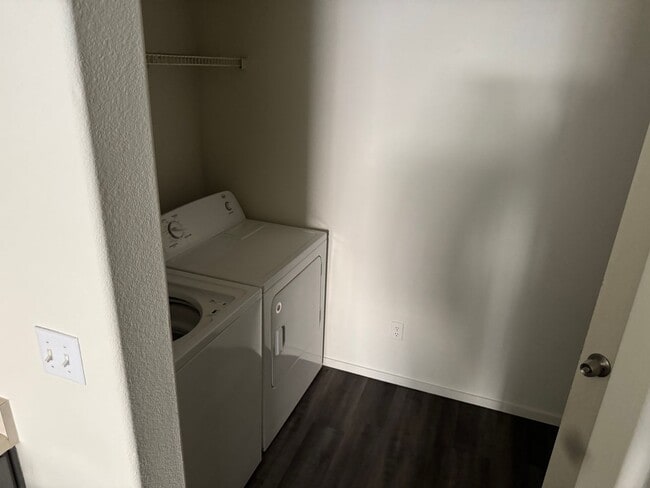 Building Photo - Awesome Three bedroom 2 1/2 townhouse in a gated community