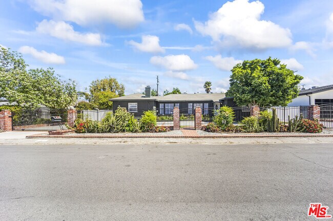 Building Photo - 23046 Leonora Dr