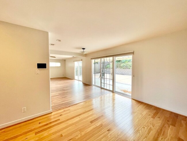 Building Photo - Beautiful Single level home with 3/2 and f...